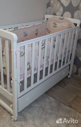 Детская кроватка с маятником и ящиком