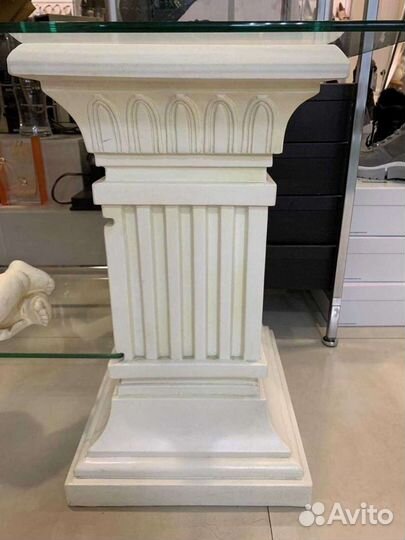 Полка с колоннами