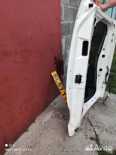 Продам заднюю дверь (багажник) от nissan note