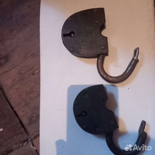 Навесной замок старинный