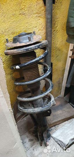 Стойка передня левая