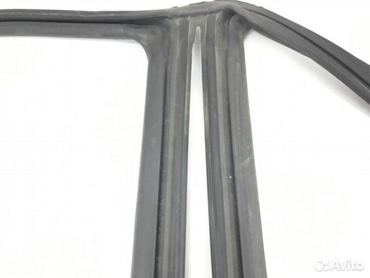 Уплотнитель ш-образный левый Subaru Forester SG5