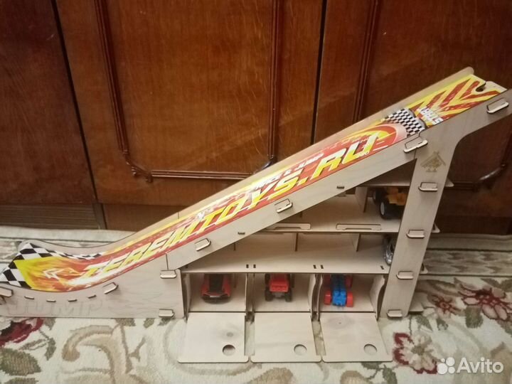 Игровой трек с гаражом