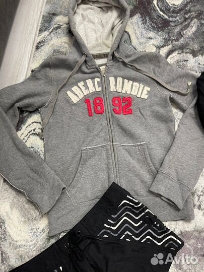 Пакет женской фирменной одежды