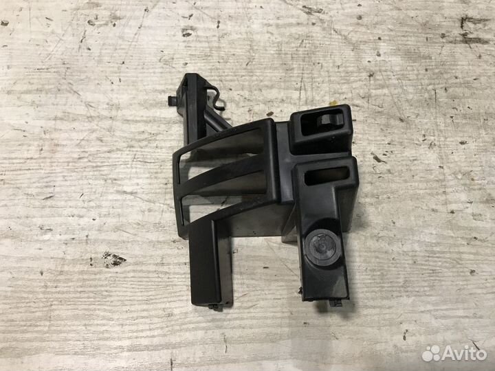 Кронштейн заднего бампера левый Citroen C5