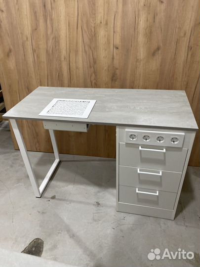 Маникюрный стол