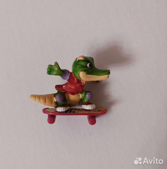 Крокодилы, лягуш, пингвин и др киндер фигурки 90-х