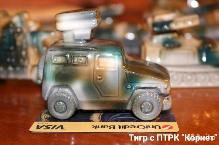 Фарфор из серии Модели военной техники.Танки