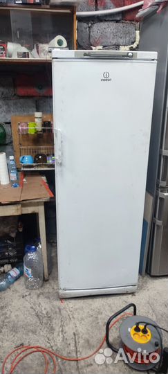 Морозильный шкаф indesit