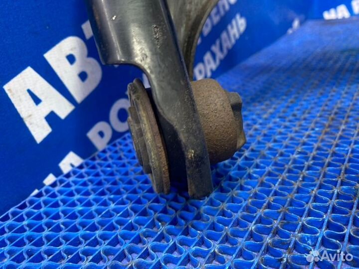 Передний правый рычаг Renault Logan 1 седан 2011