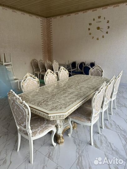 Стол со стульями