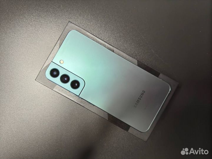 Samsung Galaxy S22, 8/256 ГБ