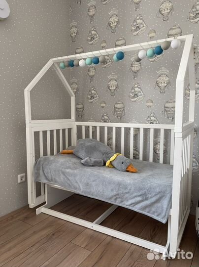 Детская кроватка с маятником