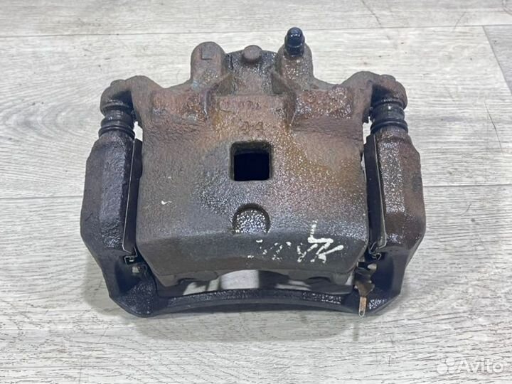 Суппорт тормозной передний левый Nissan Juke HR16