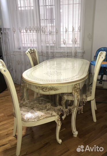 Продаю стол со стульями