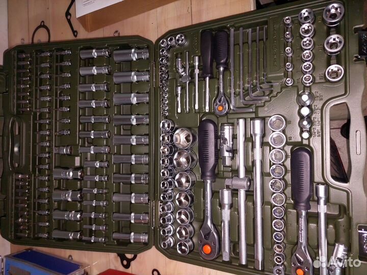 Набор инструментов для авто в чемодане