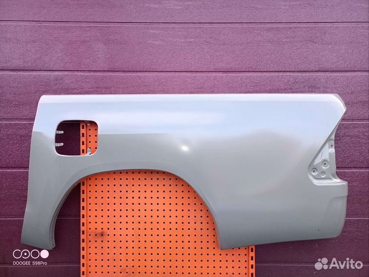Крыло заднее левое Toyota hilux 8