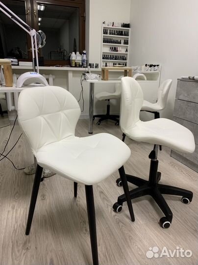 Стул для мастера маникюра на колесиках