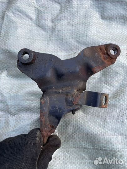 Кронштейн двигателя передний VW Passat B3