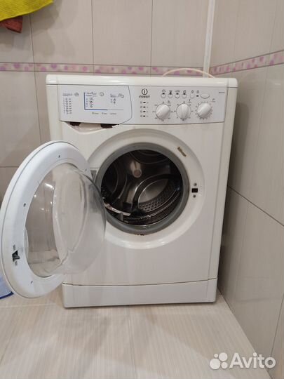 Продам стиральную машинку на запчасти Indesit