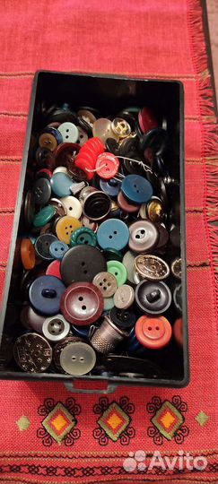Старинные пуговицы, пряжки нитки, формы для выпечк