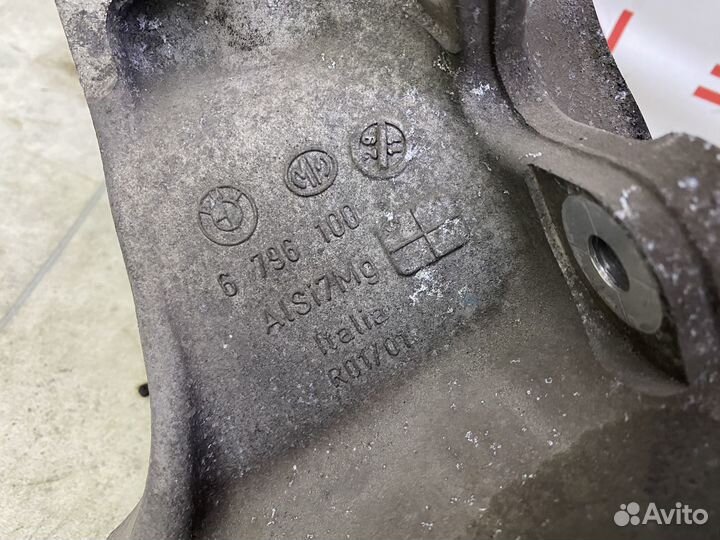 Кулак задний правый BMW F11