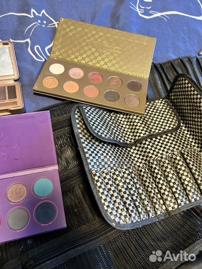 Палитра теней и кейс для визажиста