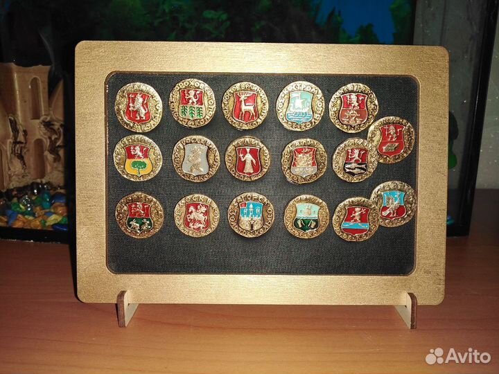 Коллаж из значков СССР