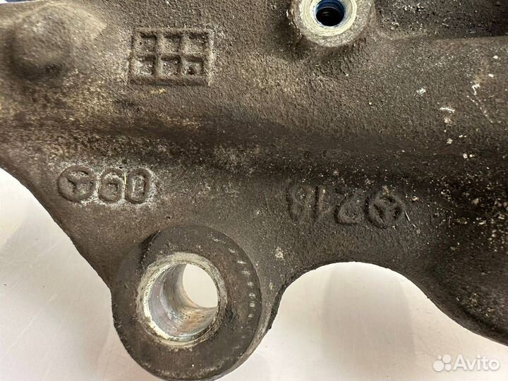 Кулак передний левый Mercedes-Benz CLS-Класс