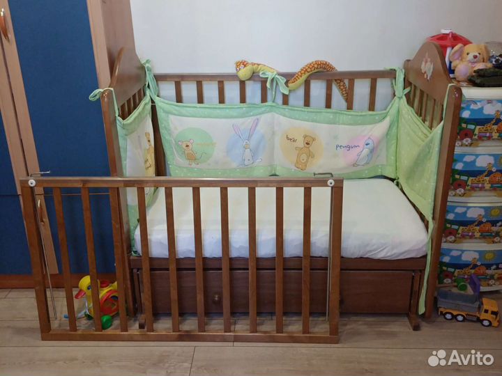 Детская кроватка с маятником и ящиком