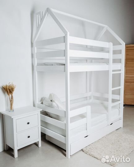 Детская кровать из массива