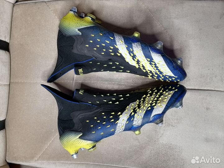 Футбольные бутсы adidas predator