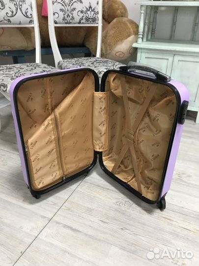 Чемодан на колесиках