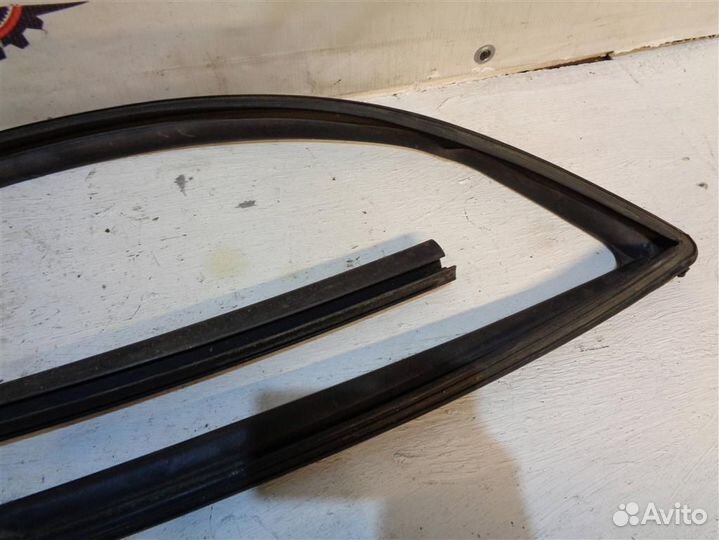 Уплотнитель стекла Jeep Grand Cherokee (WK2) 2010