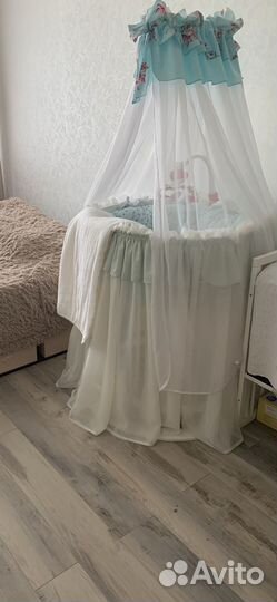 Кроватка для новорожденных, стульчик в подарок