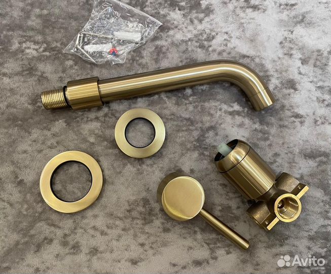 Смеситель скрытого монтажа втроенный золото