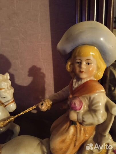 Девочка и мальчик на лошадках