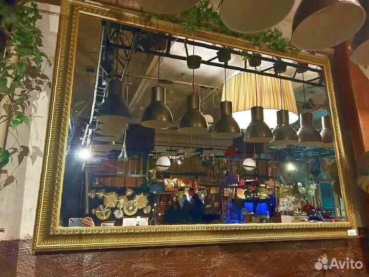 Большое зеркало в багетной раме