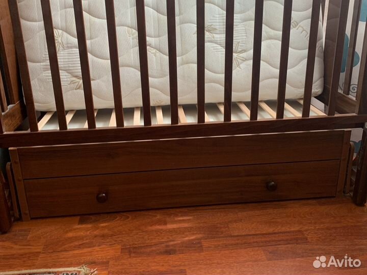 Детская кроватка с маятником гандылян