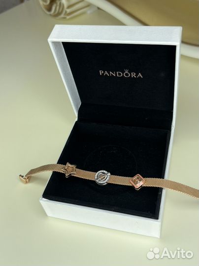 Браслет Pandora с шармами-клипсами