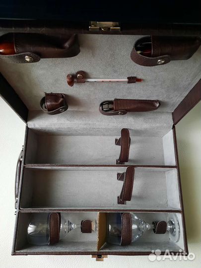 Чемодан сомелье на 2 бутылки, 2 бокала, аксессуары