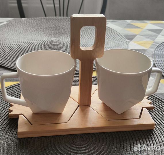 Набор кружек на подносе