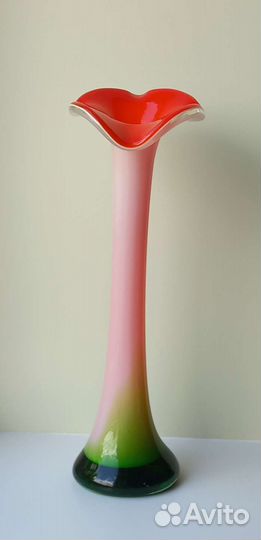Ваза СССР Цветное стекло Гутная т. Красный май