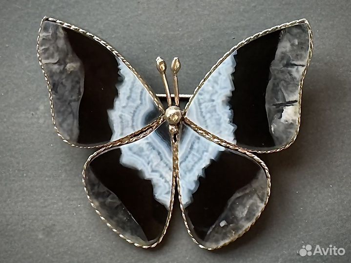 Брошь бабочка из натурального камня агат серый