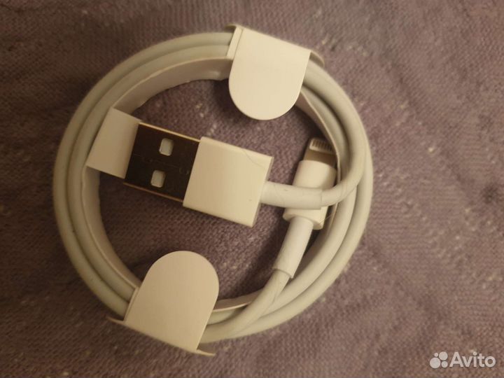 Зарядный шнур на iPhone
