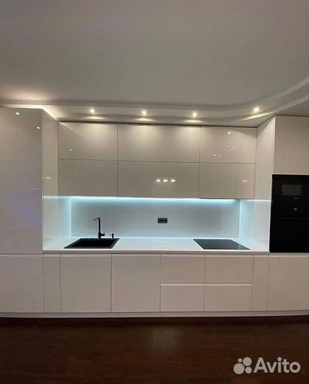 Кухня белая прямая