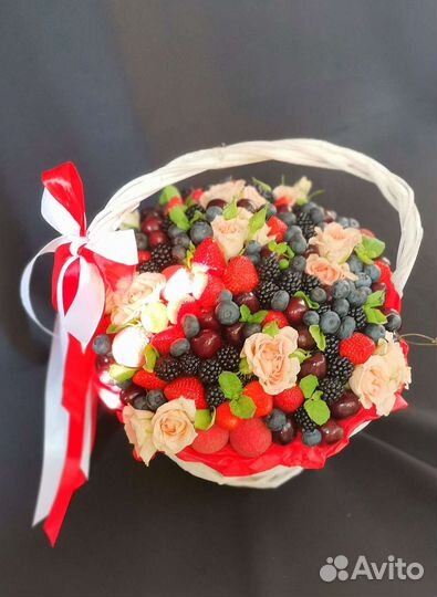 Корзина с ягодами