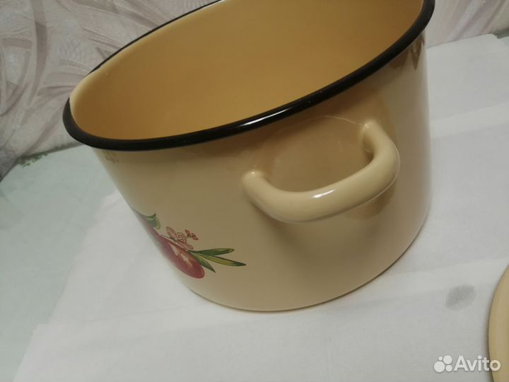 Кастрюля эмалированная большая