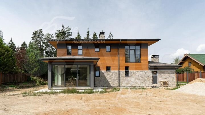 Дом 302 м² на участке 14,5 сот.