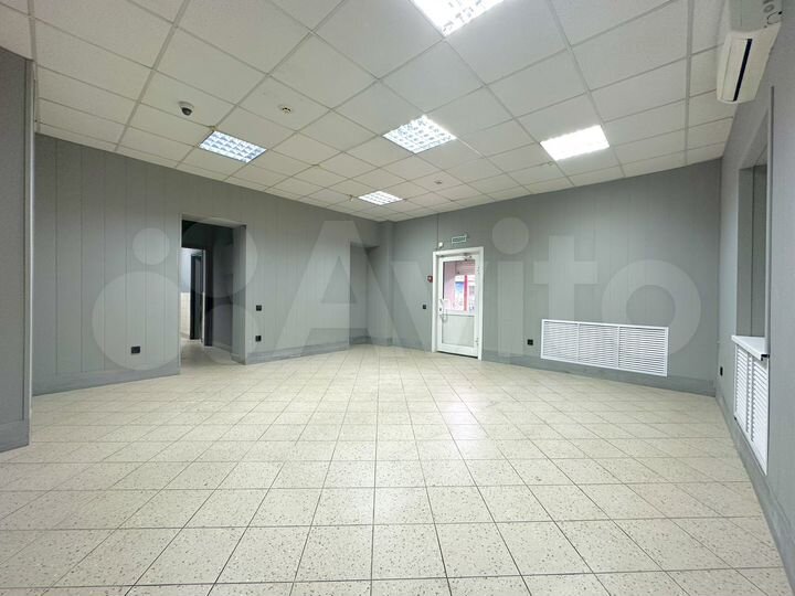 Первый этаж, три входа, 124 м²